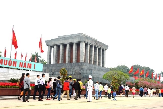 Plus de 100.000 personnes visitent le Mausolée du président Ho Chi Minh - ảnh 1